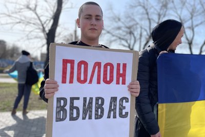 "Ми чекаємо": у Миколаєві рідні військовополонених вийшли на акцію-нагадування "Ми чекаємо": у Миколаєві рідні військовополонених вийшли на акцію-нагадування