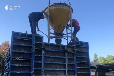 70 тонн армованого бетону: в Одесі будують переносне укриття 70 тонн армованого бетону: в Одесі будують переносне укриття
