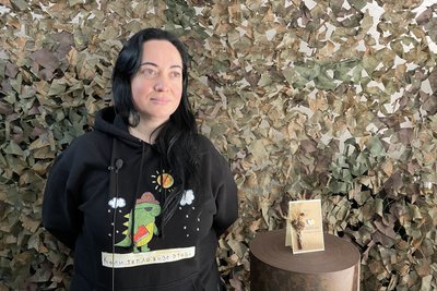"Сталеві квіти, сталеві люди". Херсонка виготовляє листівки й прикрашає їх місцевими рослинами та кулеметними гільзами "Сталеві квіти, сталеві люди". Херсонка виготовляє листівки й прикрашає їх місцевими рослинами та кулеметними гільзами