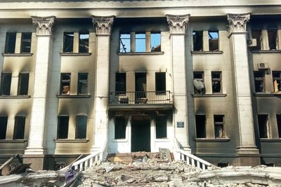 Четвері роковини авіаудару по Маріупольському драмтеатру: у Кропивницькому вшанували загиблих Четвері роковини авіаудару по Маріупольському драмтеатру: у Кропивницькому вшанували загиблих