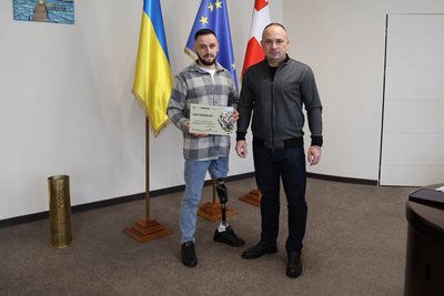 У Луцьку ветерану, який втратив на війні ногу, вручили сертифікат на придбання житла У Луцьку ветерану, який втратив на війні ногу, вручили сертифікат на придбання житла