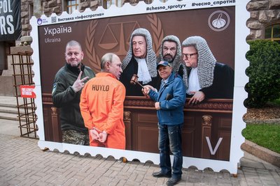 Марка-фотозона на Хрещатику біля КМДА, яку становили активісти Руху ЧЕСНО, 9 травня 2023 року