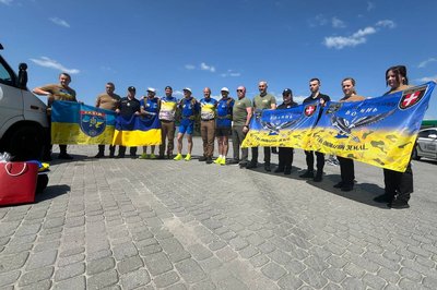На українсько-польському кордоні зустріли учасників благодійного маршу з Нідерландів На українсько-польському кордоні зустріли учасників благодійного маршу з Нідерландів