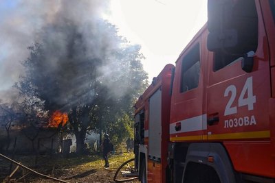 Пожежа внаслідок російських влучань по Лозовій Пожежа внаслідок російських влучань по Лозовій