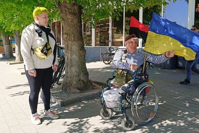 "Приємно, що тут впізнають", — волонтер "дядя Гриша" у Луцьку збирає допомогу на фронт