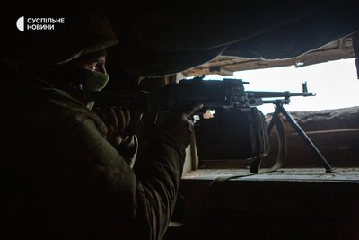 Військовий на бойовому чергуванні з кулеметом Калашникова Військовий на бойовому чергуванні з кулеметом Калашникова