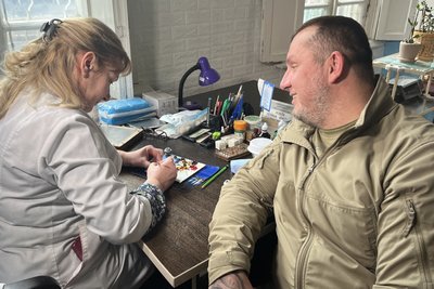 Тетяна Хобта малює райдужку протеза ока для військового Максима Кудасова Тетяна Хобта малює райдужку протеза ока для військового Максима Кудасова