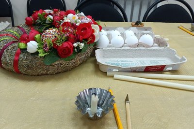 У Луцьку діти військових розмальовували писанки