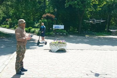 Побачили, як літає дрон, та поласували військовими пиріжками: у Хмельницькому відбулася виставка військової техніки Побачили, як літає дрон, та поласували військовими пиріжками: у Хмельницькому відбулася виставка військової техніки