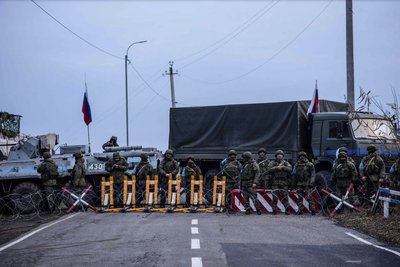 Блок-пост російських миротворців на дорозі Лачин-Степанакерт / Ханкенді Блок-пост російських миротворців на дорозі Лачин-Степанакерт / Ханкенді