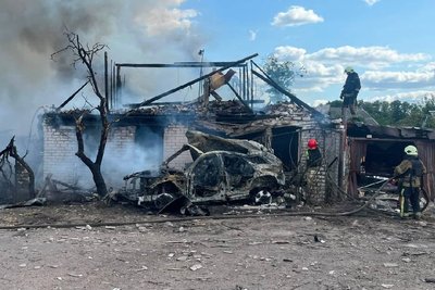 Ізюм атакували двома КАБами, рятувальники гасять пожежу Ізюм атакували двома КАБами, рятувальники гасять пожежу