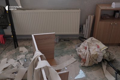 "Іншого житла немає": мешканці пошкодженої багатоповерхівки в Одесі забирають речі після атаки