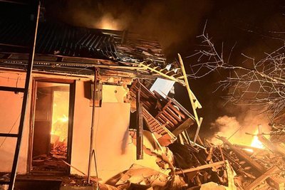Пожежа на місці удару російського безпілотника по Чугуєву, 11 березня 2026 року Пожежа на місці удару російського безпілотника по Чугуєву, 11 березня 2026 року