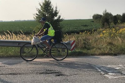 До Житомира приїхав 65-річний велосипедист з Полтавщини, який збирає гроші на ЗСУ До Житомира приїхав 65-річний велосипедист з Полтавщини, який збирає гроші на ЗСУ