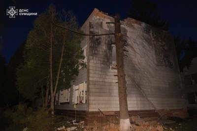 Поранений охоронець підприємства: наслідки нічної атаки по Сумах Поранений охоронець підприємства: наслідки нічної атаки по Сумах