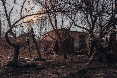 Український військовий стріляє з міномета поблизу Бахмута, Донеччина, 21 січня 2023 року. Бої за Бахмут тривають вже чотири місяці. Місто під контролем Сил оборони України, але фронт підійшов впритул до міста. Український військовий стріляє з міномета поблизу Бахмута, Донеччина, 21 січня 2023 року. Бої за Бахмут тривають вже чотири місяці. Місто під контролем Сил оборони України, але фронт підійшов впритул до міста.