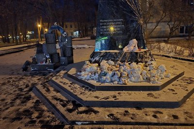 Іграшки біля пам'ятника загиблим дітям у центральному парку в Харкові, 10 січня 2026 року Іграшки біля пам'ятника загиблим дітям у центральному парку в Харкові, 10 січня 2026 року