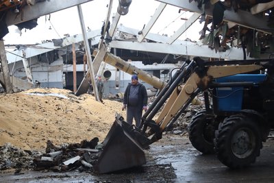Російський дрон знищив СТО та 120 тонн сої в Охтирці Російський дрон знищив СТО та 120 тонн сої в Охтирці