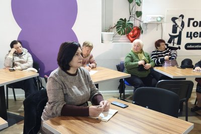 У Житомирі людей 60+ навчали протидіяти дезінформації та критично сприймати новини У Житомирі людей 60+ навчали протидіяти дезінформації та критично сприймати новини