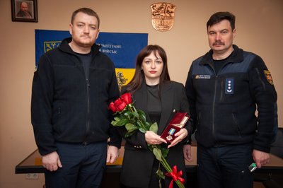 Дружина Святослава Емілія отримала нагороду, якою піротехніка нагородили посмертно Дружина Святослава Емілія отримала нагороду, якою піротехніка нагородили посмертно