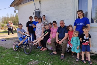 "Багато людей в Європу виїхали, а ми відбудовуємо Україну тут": родина Волошків з Житомирщини виховала 13 дітей "Багато людей в Європу виїхали, а ми відбудовуємо Україну тут": родина Волошків з Житомирщини виховала 13 дітей