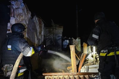 Рятувальники гасять пожежу, яка виникла внаслідок російського удару по Плоскому Великобурлуцької громади Рятувальники гасять пожежу, яка виникла внаслідок російського удару по Плоскому Великобурлуцької громади