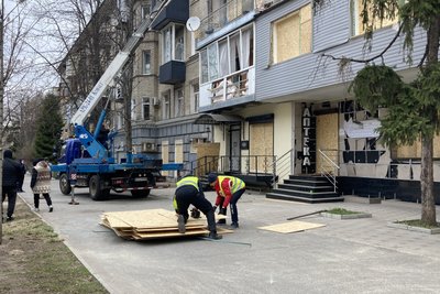 У Шевченківському районі Харкова учувають наслідки російського обстрілу, 30 березня 2025 року У Шевченківському районі Харкова учувають наслідки російського обстрілу, 30 березня 2025 року