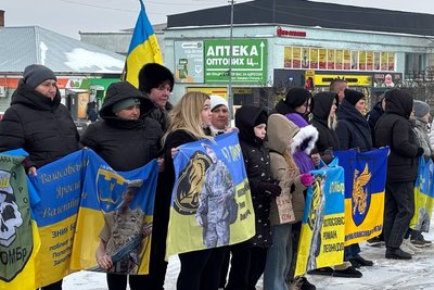 У місті на Житомирщині провели акцію на підтримку полонених і зниклих безвісти з перформансом та автопробігом У місті на Житомирщині провели акцію на підтримку полонених і зниклих безвісти з перформансом та автопробігом