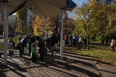 Київ без води. Біля бюветів утворилися черги Київ без води. Біля бюветів утворилися черги
