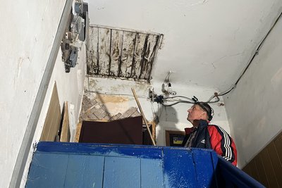 Через російські удари в будинку Галини Новікової вибило вікна та зникла електрика, Холодногірський район, Харків, 30 вересня 2025 року Через російські удари в будинку Галини Новікової вибило вікна та зникла електрика, Холодногірський район, Харків, 30 вересня 2025 року