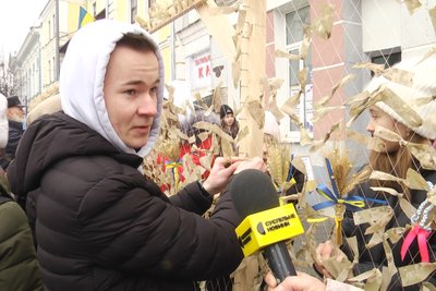 "У сітку єднання вплети оберіг" — у Житомирі до Дня Соборності влаштували патріотичну акцію на підтримку ЗСУ