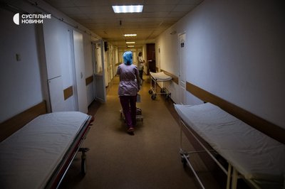 Медсестра у коридорі відділення інтенсивної терапії Мечникова у Дніпрі Медсестра у коридорі відділення інтенсивної терапії Мечникова у Дніпрі
