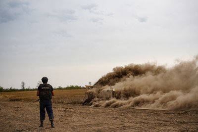 Запорізькі піротехніки розміновують деокуповані території Миколаївщини Запорізькі піротехніки розміновують деокуповані території Миколаївщини