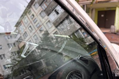 У Житомирі невідомі пошкодили автівки у дворі: поліцейські проводять перевірку У Житомирі невідомі пошкодили автівки у дворі: поліцейські проводять перевірку