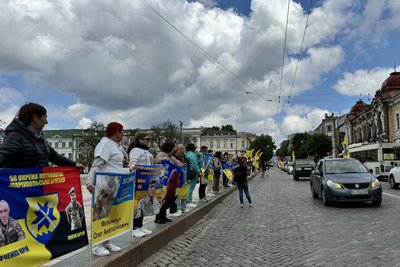 "Герої мають бути вдома": у Кропивницькому відбулась акція на підтримку полонених та зниклих безвісти "Герої мають бути вдома": у Кропивницькому відбулась акція на підтримку полонених та зниклих безвісти