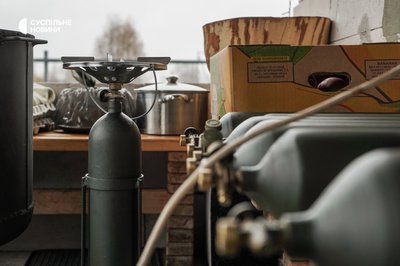 Буржуйки, газові балони, тушонка. Волонтери з Борисполя гріють та годують українських військових