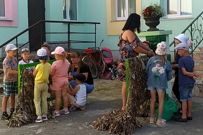 На Хмельниччині діти в садочку плетуть маскувальні сітки для військових