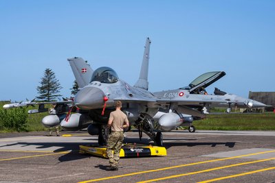 Данський винищувач F-16 на авіабазі Королівських повітряних сил Данський винищувач F-16 на авіабазі Королівських повітряних сил
