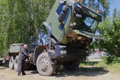 Віктор "Арсік" і трал, на якому він працює Віктор "Арсік" і трал, на якому він працює