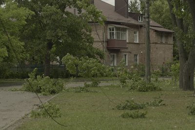 У Сумах російський БпЛА вибухнув напроти дитячого майданчика У Сумах російський БпЛА вибухнув напроти дитячого майданчика