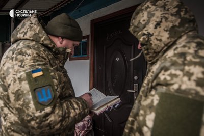 Щоб не забути й не пропустити жодної адреси чи імені, у пастора під рукою постійно є потріпаний записник, який допомагає все тримати до купи, грудень 2022 року. Щоб не забути й не пропустити жодної адреси чи імені, у пастора під рукою постійно є потріпаний записник, який допомагає все тримати до купи, грудень 2022 року.