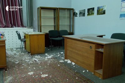 Тріщина на всю будівлю: в одеському музеї через обстріли обвалилася стеля