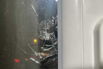 Пробите внаслідок вибуху вікно, Холодногірський район, Харків, 30 вересня 2025 року Пробите внаслідок вибуху вікно, Холодногірський район, Харків, 30 вересня 2025 року