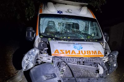 Автівка «швидкої допомоги», яка була пошкоджена через російський удар у Золочеві