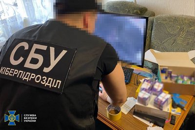 Правоохоронці підозрюють житомирянина в організації ботоферми для поширення фейків про Україну