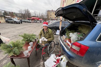 "Ми перестали вірити в дива" — ветеран війни у Житомирі створює різдвяні композиції і дарує їх перехожим "Ми перестали вірити в дива" — ветеран війни у Житомирі створює різдвяні композиції і дарує їх перехожим