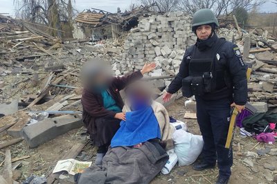 Жителька Осинового Куп'янського району, яку врятували з-під завалів після російського удару Жителька Осинового Куп'янського району, яку врятували з-під завалів після російського удару