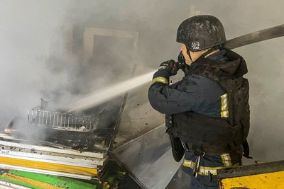 Рятувальник гасить пожежу внаслідок влучання БпЛА у Чугуєві, 2 червня 2026 року