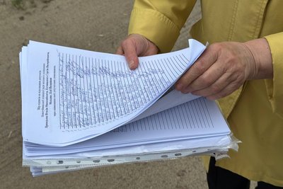 На Житомирщині жителі постраждалого від атаки РФ селища збирають підписи про відкликання місцевих депутатів На Житомирщині жителі постраждалого від атаки РФ селища збирають підписи про відкликання місцевих депутатів