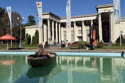 Був занедбаний більше десяти років: на ВДНГ відновили центральний басейн Був занедбаний більше десяти років: на ВДНГ відновили центральний басейн